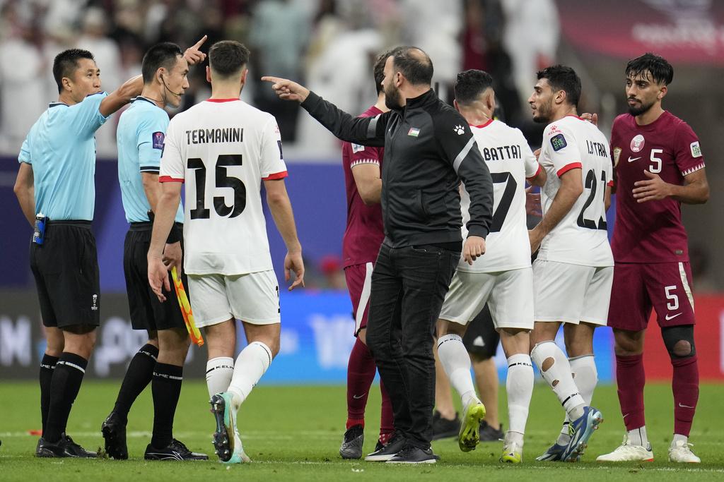 中國球證馬寧曾在亞洲盃十六強卡塔爾對巴勒斯坦執法。(美聯社)