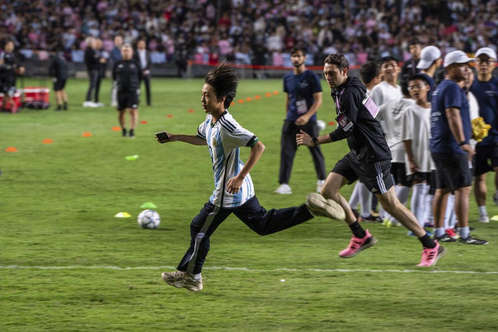 阿根廷球王美斯所屬的美職聯球隊國際邁亞密,下午在香港大球場公開訓練,多名球迷衝入場內。(美聯社)