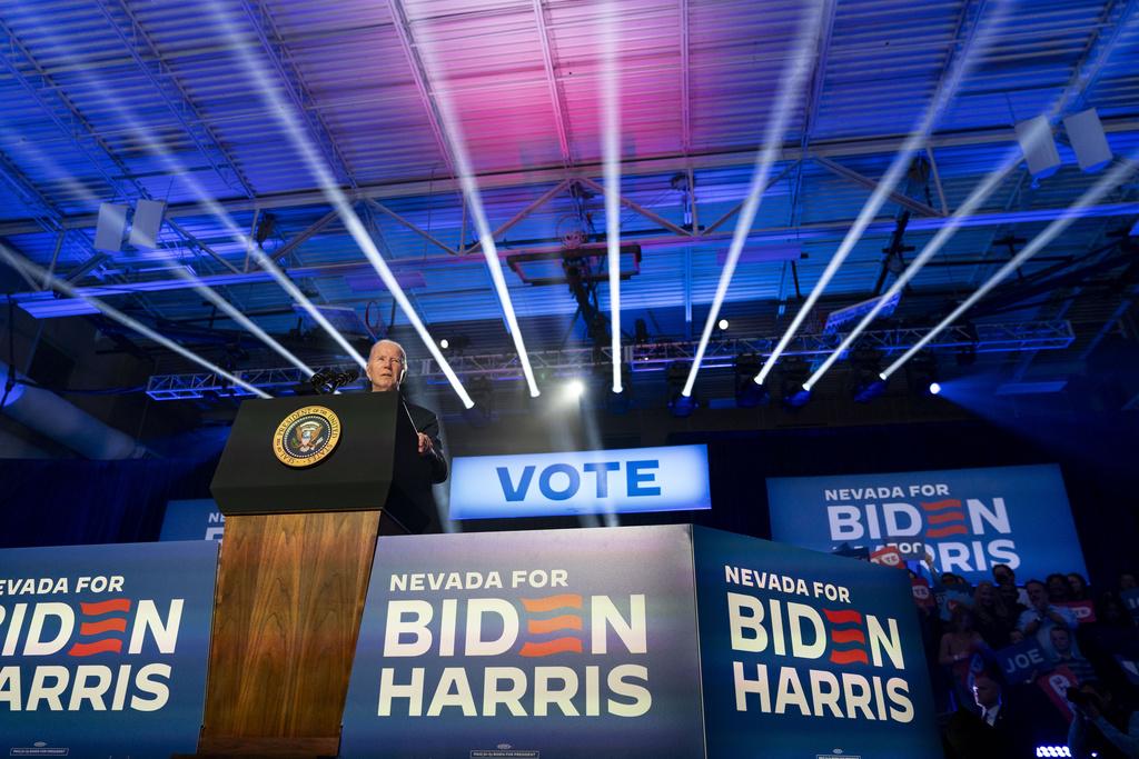 角逐連任的拜登周日(4日)在拉斯維加斯出席造勢大會。(美聯社)