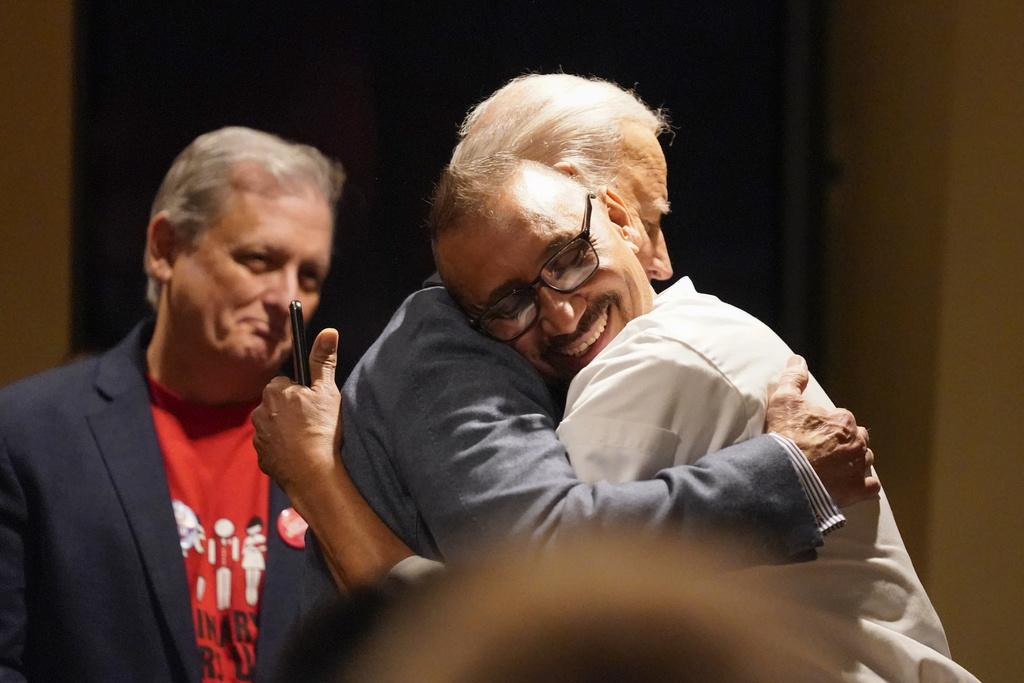 拜登周一在拉斯維加斯一間酒店與餐飲業工會會面,與成員擁抱問好。(美聯社)