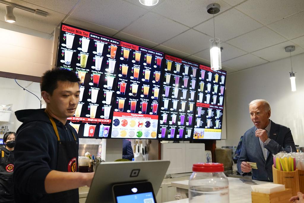 拜登周一在拉斯維加斯拉票期間,到食店買飲品。(美聯社)