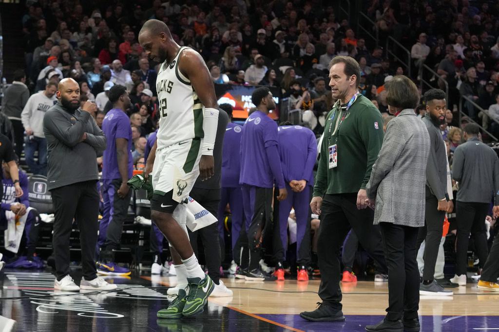 公鹿米杜頓8分鐘就傷出。(美聯社)