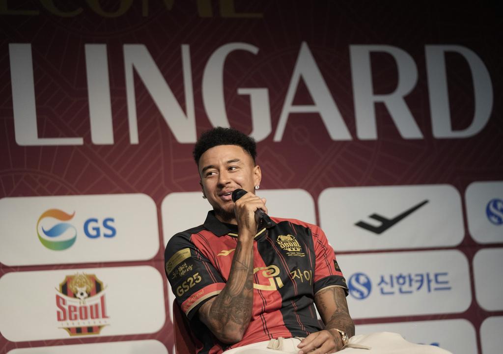 連格在南韓出席加盟FC首爾的記者會。(美聯社)