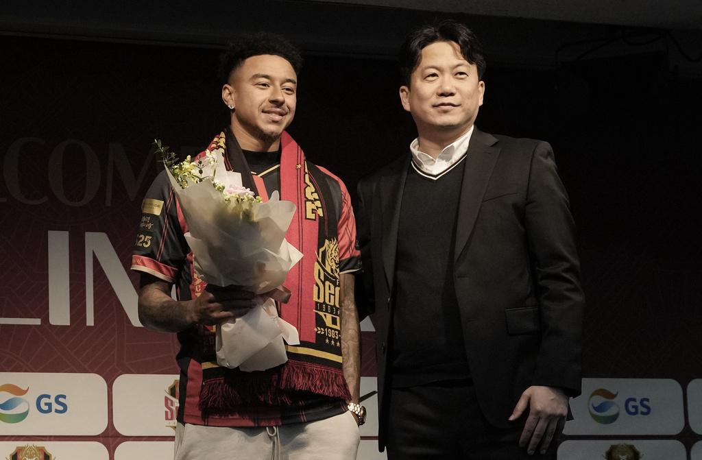 連格在南韓出席加盟FC首爾的記者會。(美聯社)