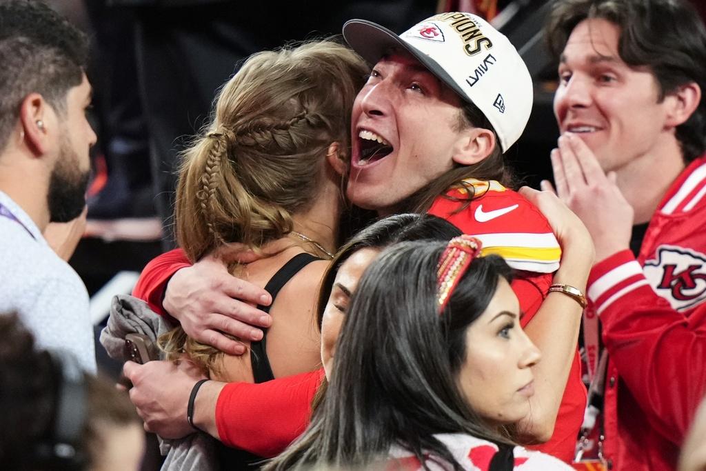 超級碗(Super Bowl),Taylor Swift男朋友Travis Kelce的堪薩斯城酋長封王,一對戀人親吻成為焦點。(美聯社)