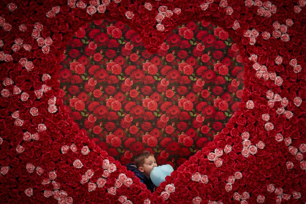 羅馬尼亞首都布加勒斯特的情人節裝飾。(美聯社)