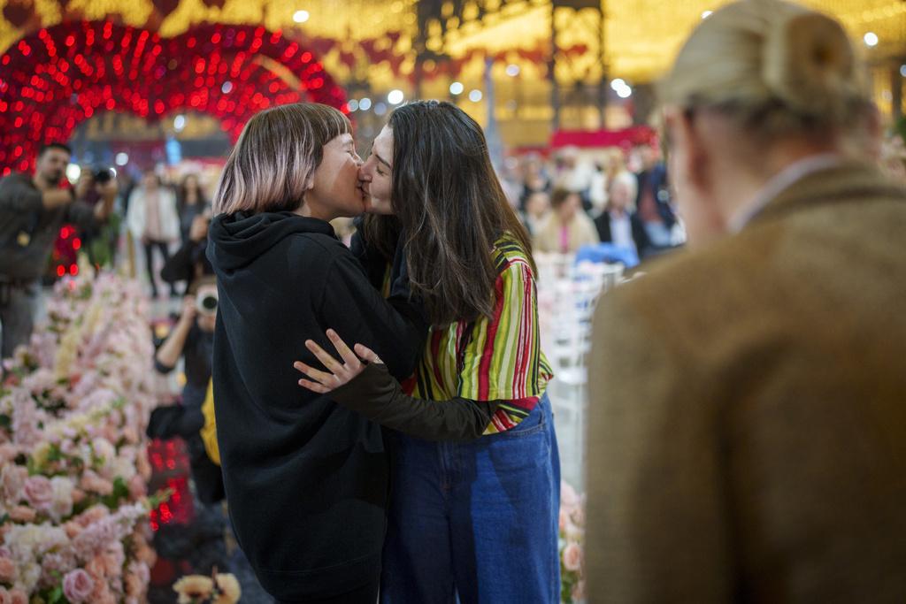 羅馬尼亞一對情侶在情人節活動上親吻。(美聯社)