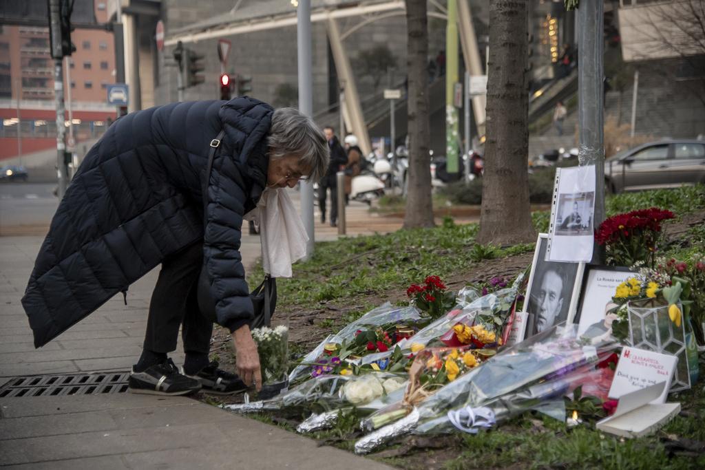 意大利米蘭有民眾放置鮮花,哀悼納瓦爾尼。(美聯社)