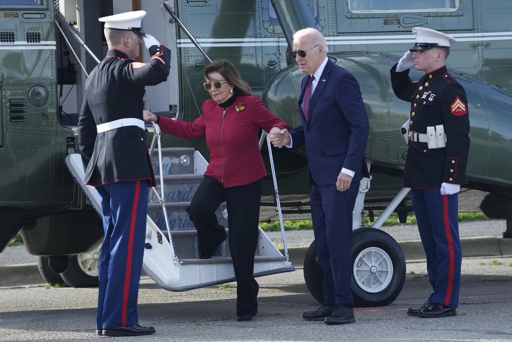 拜登與眾議員佩洛西周三乘總統直升機飛抵三藩市出席籌款活動。(美聯社)