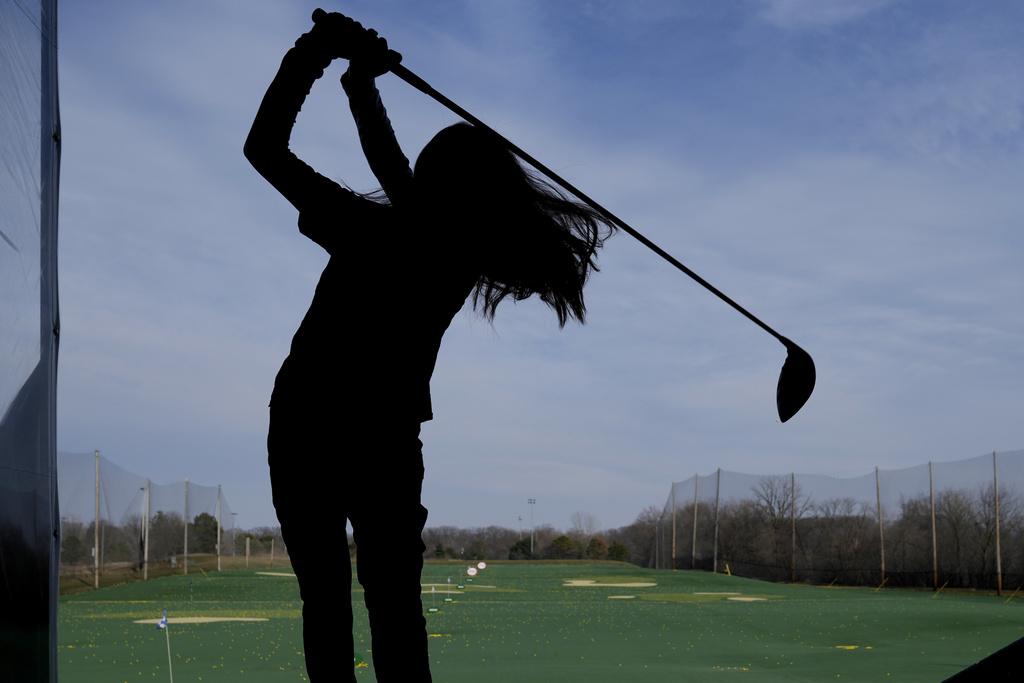 美國伊利諾伊州德斯普蘭斯周二有民眾趁和暖天氣,到高球場練波。(美聯社)