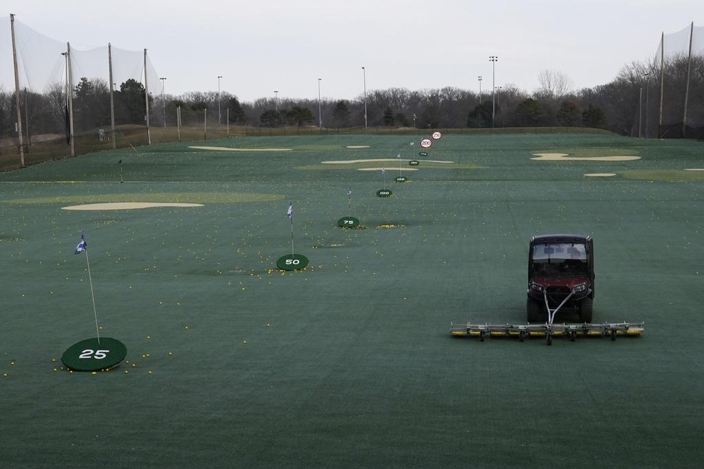 美國伊利諾伊州德斯普蘭斯一個高球訓練場綠草如茵。(美聯社)