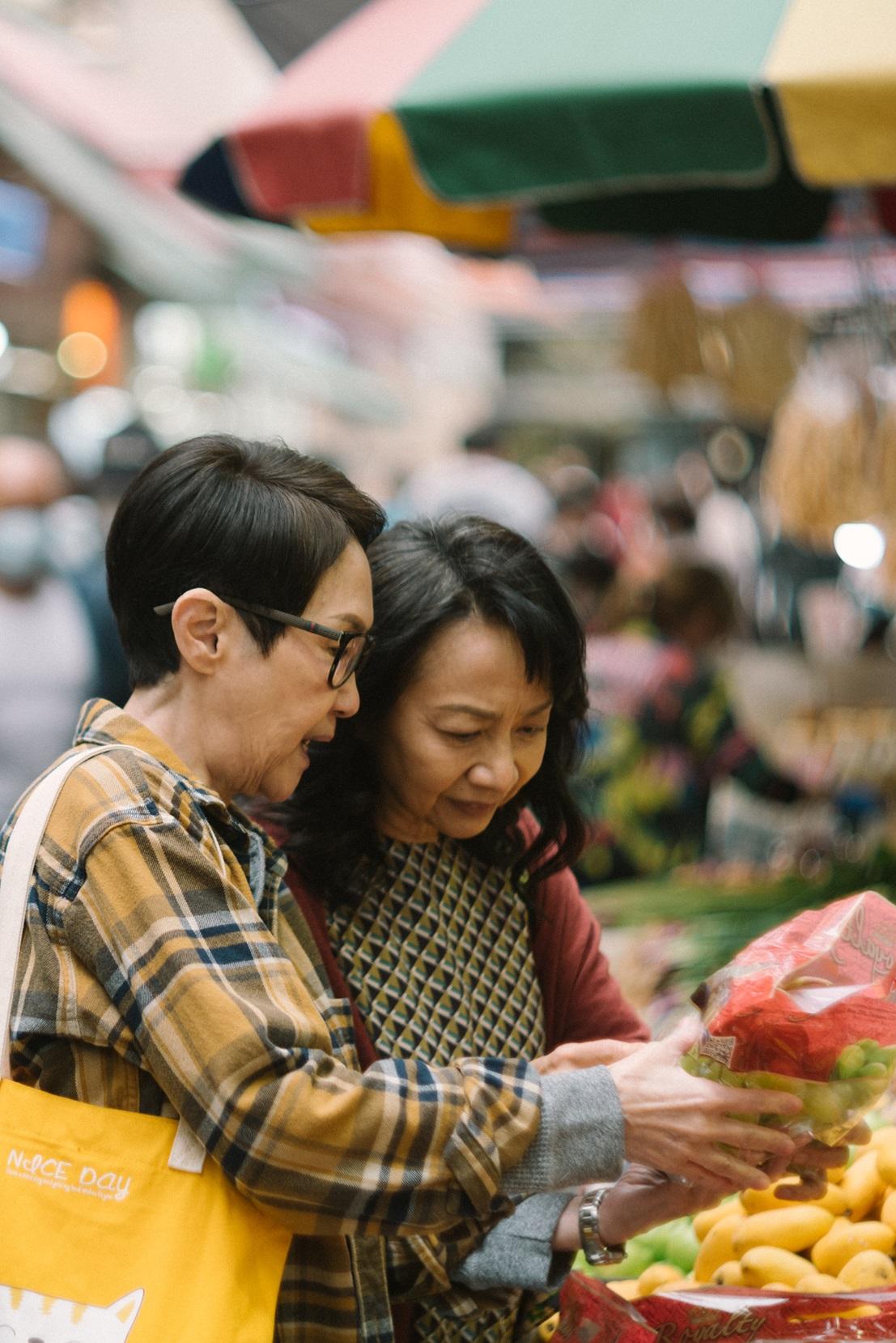 久未露面的李琳琳在《從今以後》與區嘉雯演一對女同志。