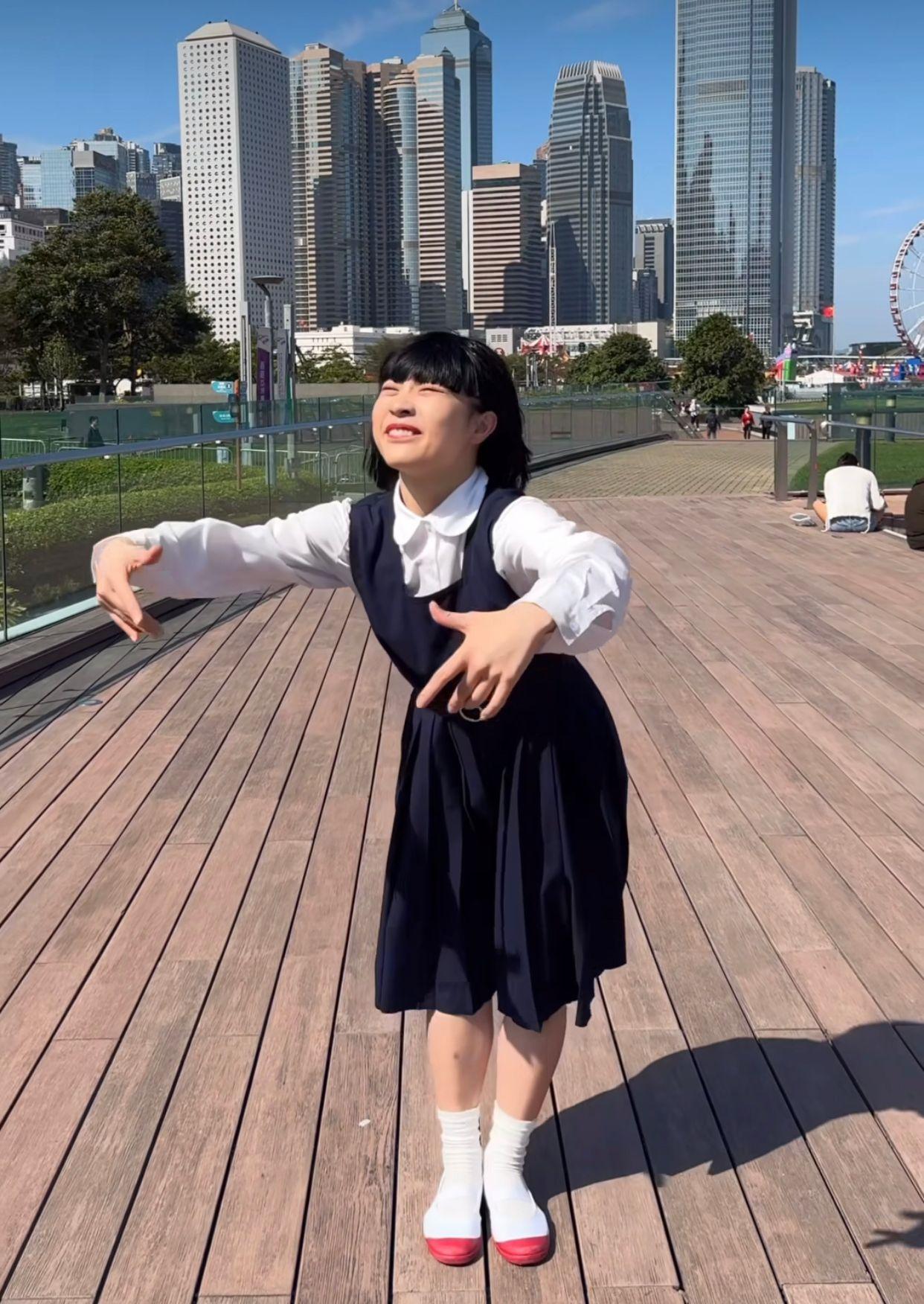 Avantgardey成員Seira以鬼馬表情及舞姿,演繹《打雀英雄傳》。