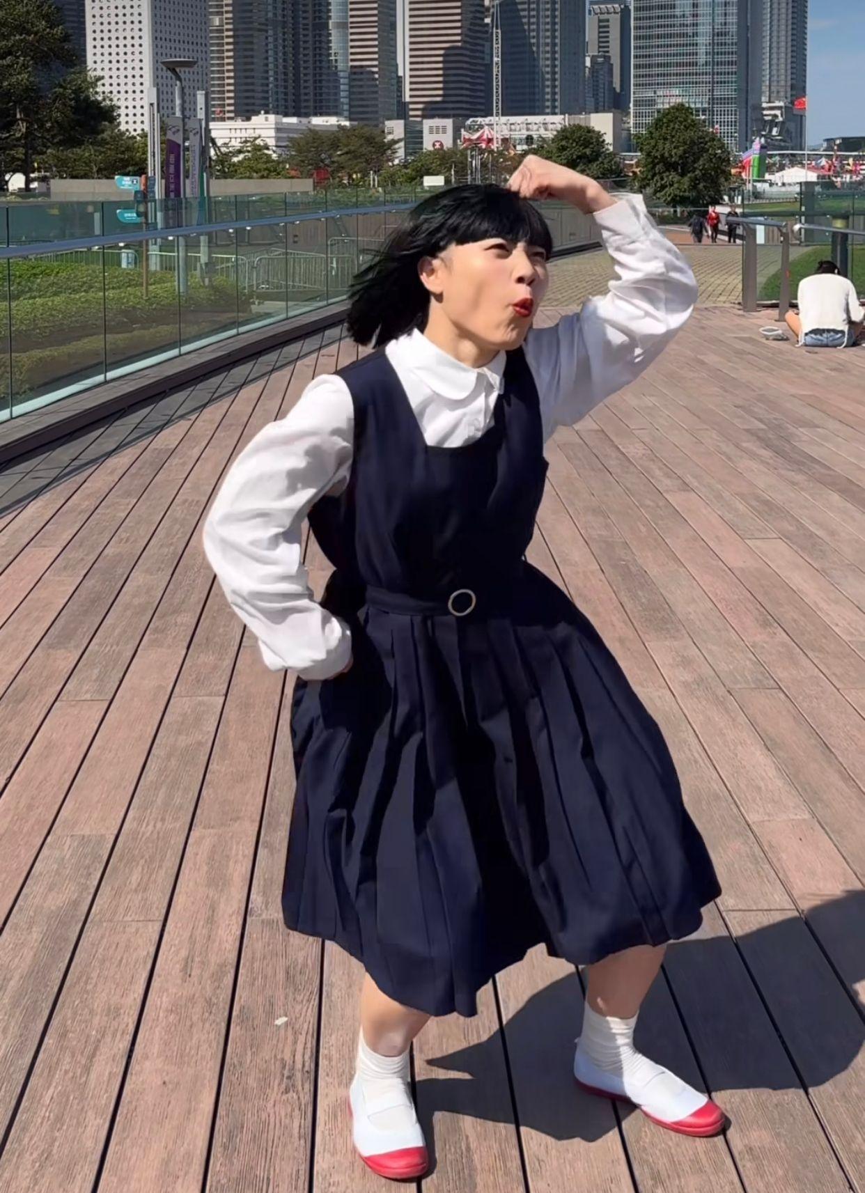 Seira以搞笑表情及舞姿大跳麻雀舞。