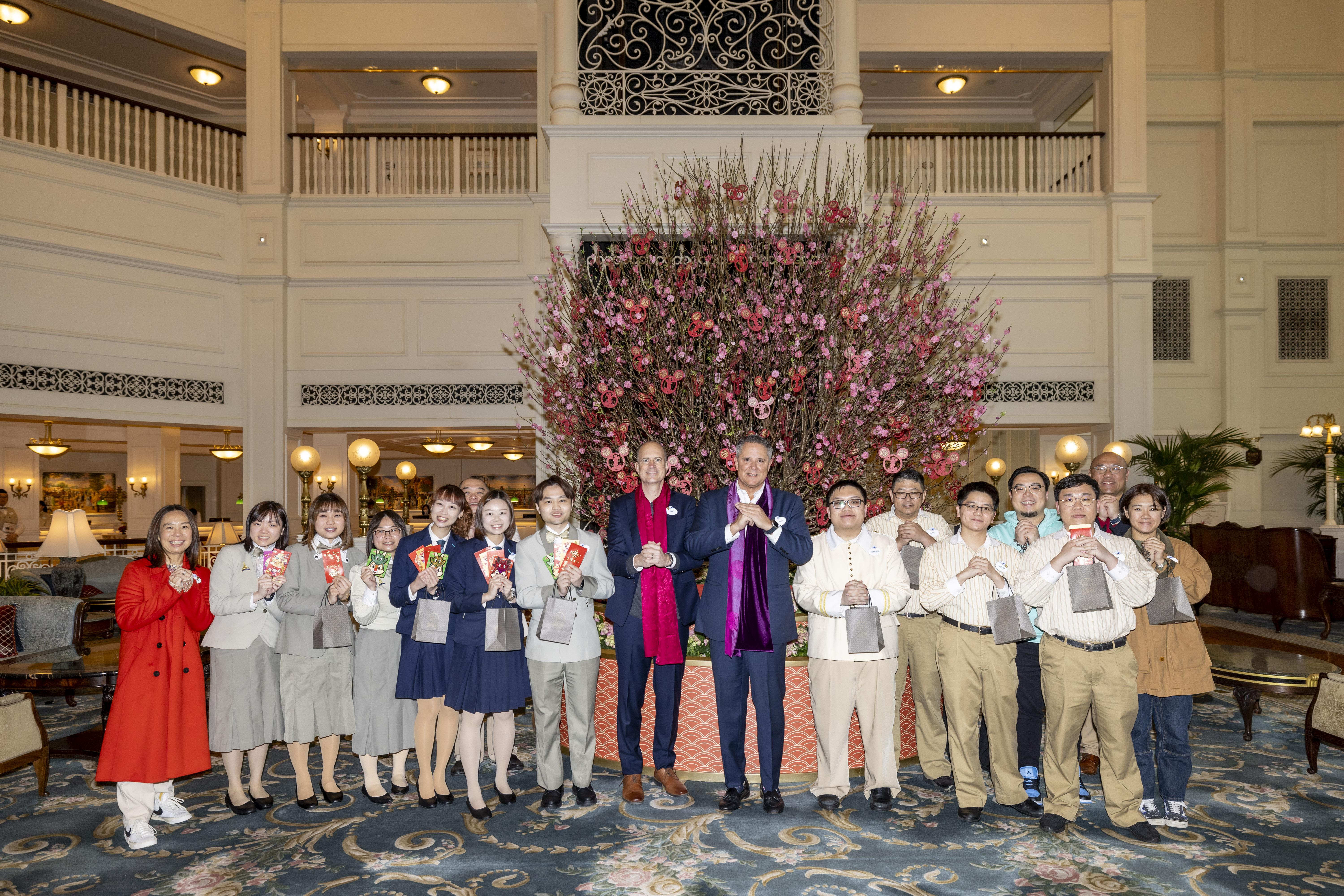 香港迪士尼行政總裁與米奇老鼠、財神高飛向賓客拜年