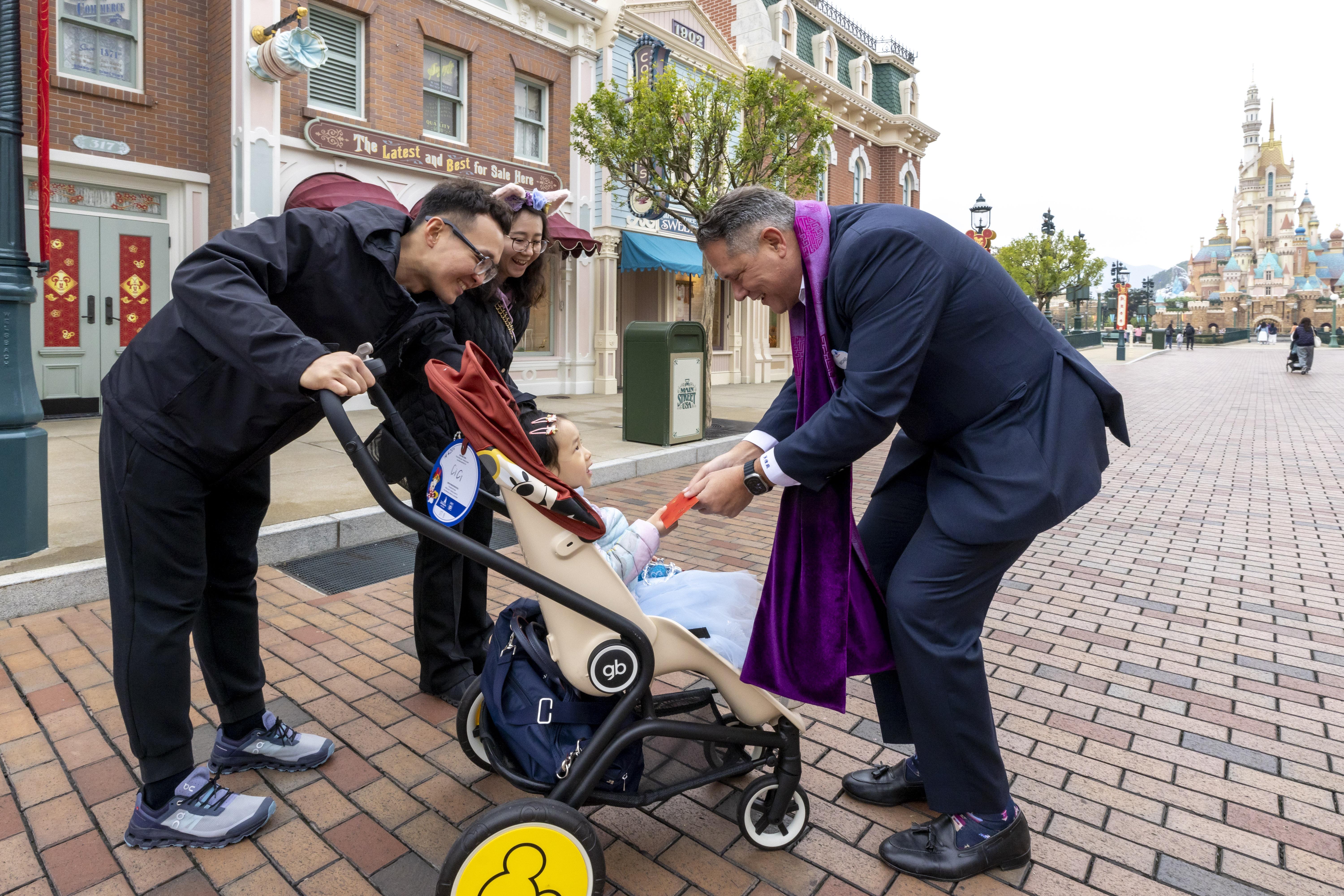 香港迪士尼行政總裁與米奇老鼠、財神高飛向賓客拜年