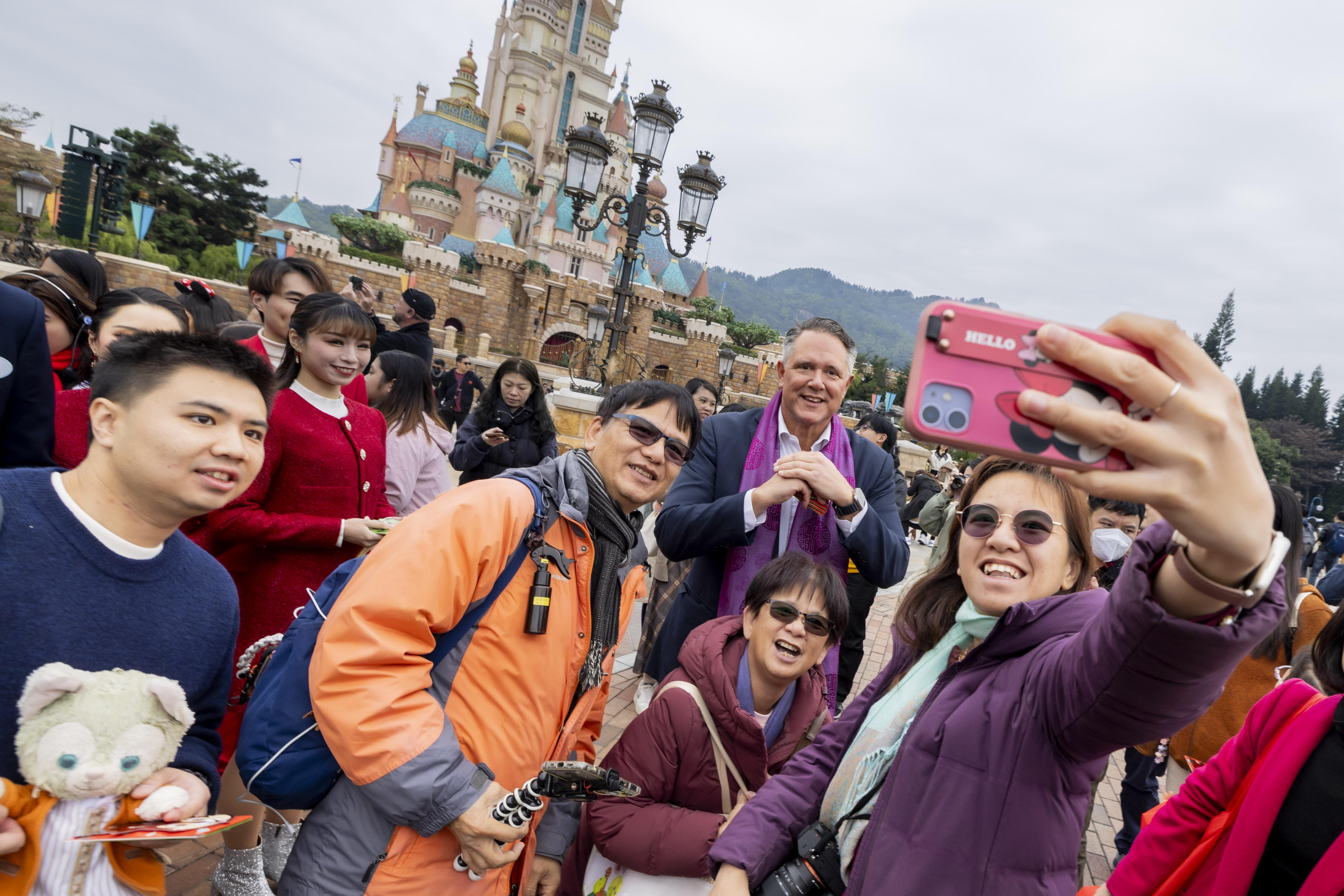 香港迪士尼行政總裁與米奇老鼠、財神高飛向賓客拜年