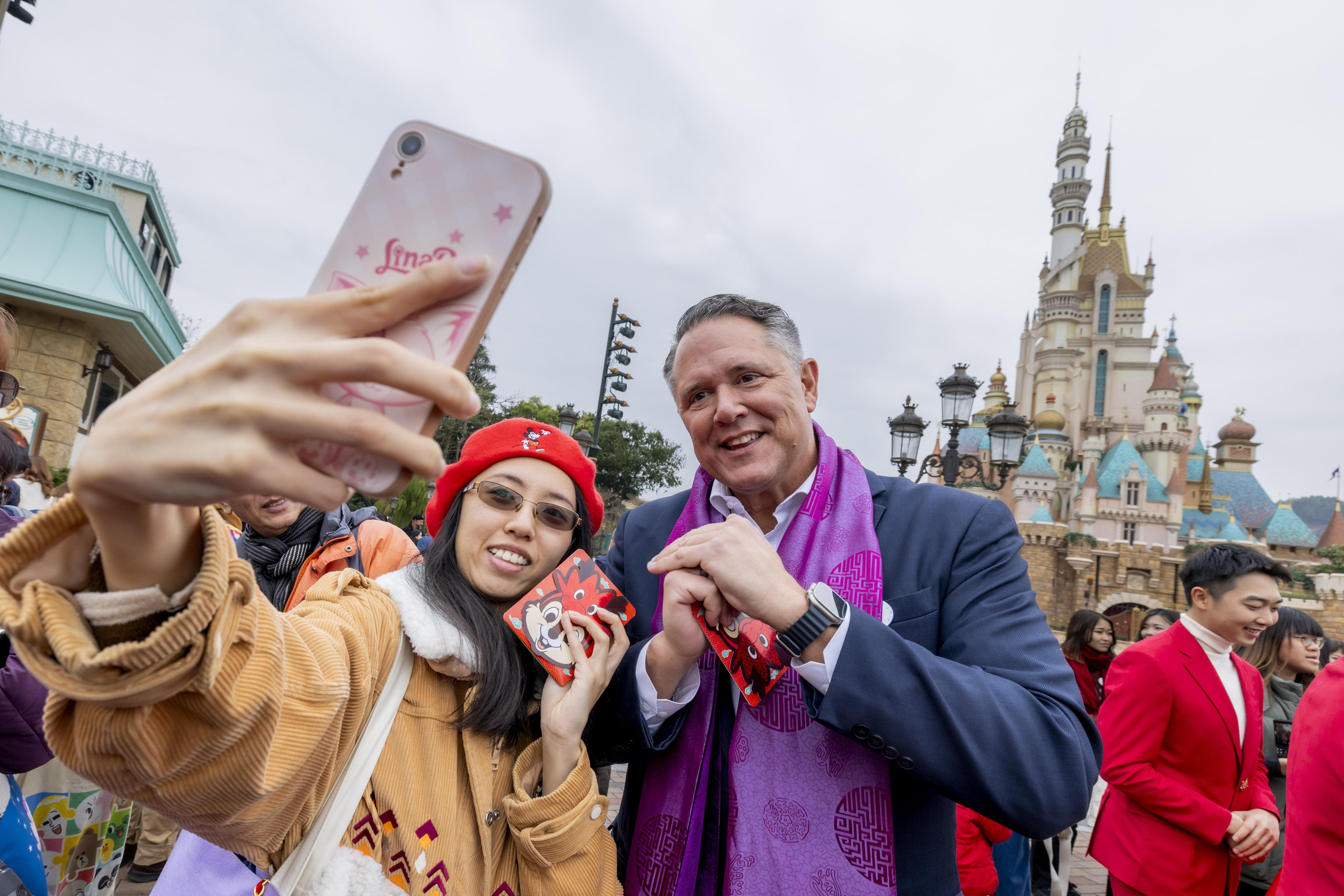香港迪士尼行政總裁與米奇老鼠、財神高飛向賓客拜年