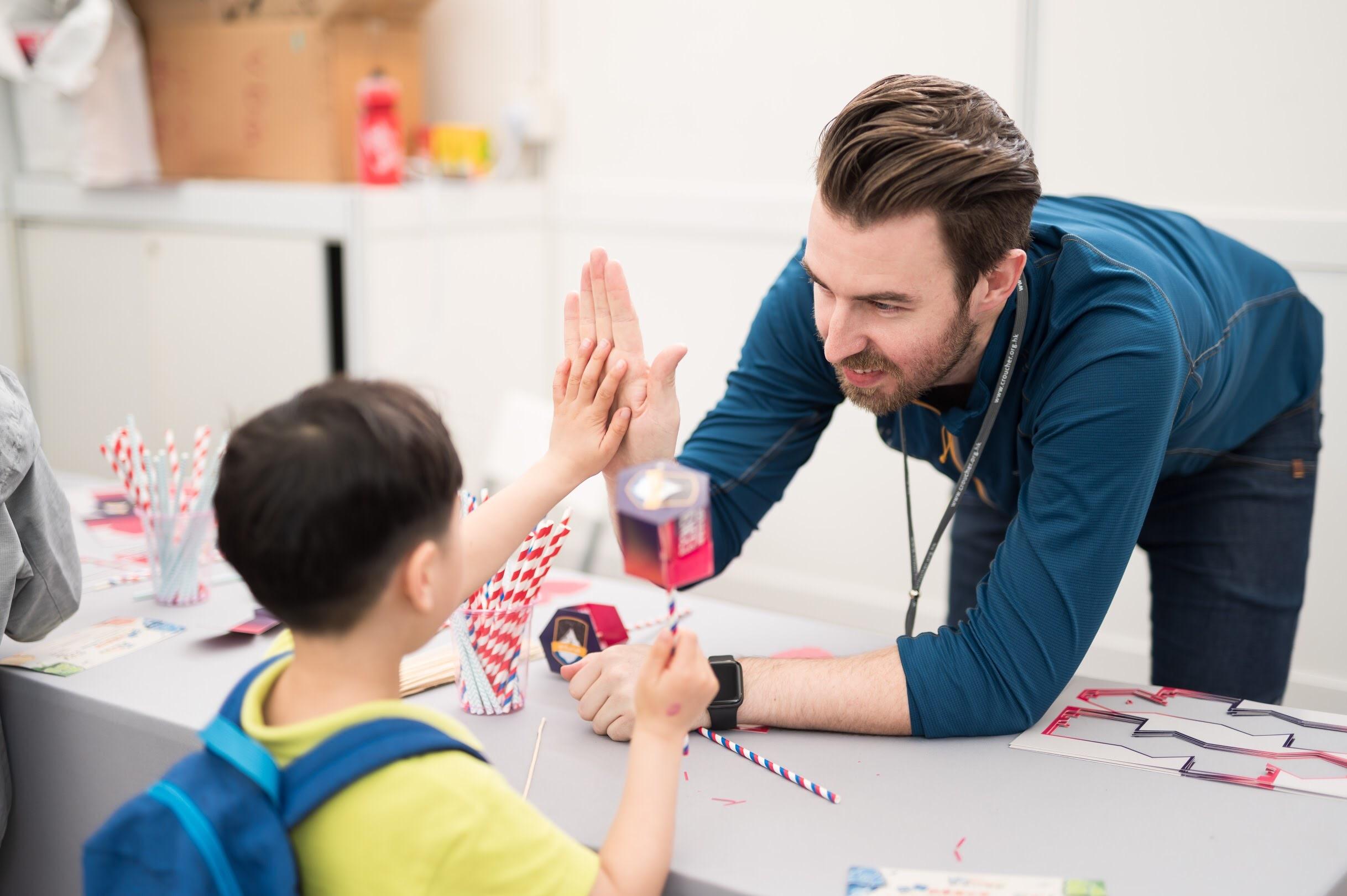 跟隨Anturus Education參與互動親子工作坊「探索飛航工藝:自製紙造無人機」。