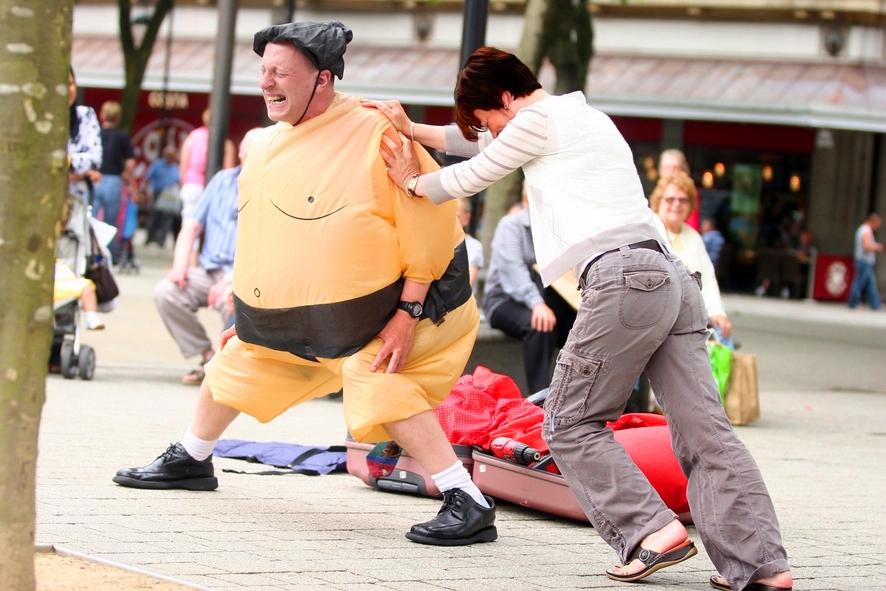 與來自 Science Made Simple 的知名街頭科學表演者 David Price 共同體驗「探索日常科學」。