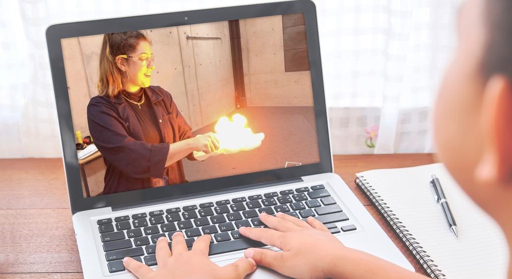 在Great Scott!Productions舉辦的迷你劇場中,與Sophie Ward和Liv Rhoden一起踏上「超級科技救地球」的旅程。