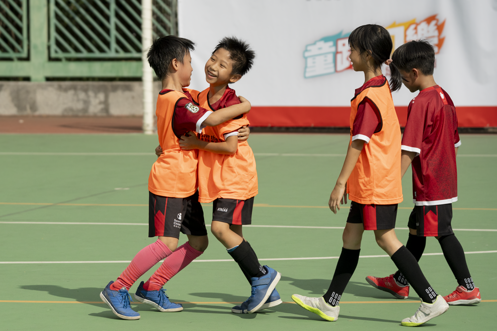 智愷在課堂上認識了很多新的朋友,相信足球場上豐富多彩而富教益的經歷將有助智愷學習積極面對人與事的正面態度。