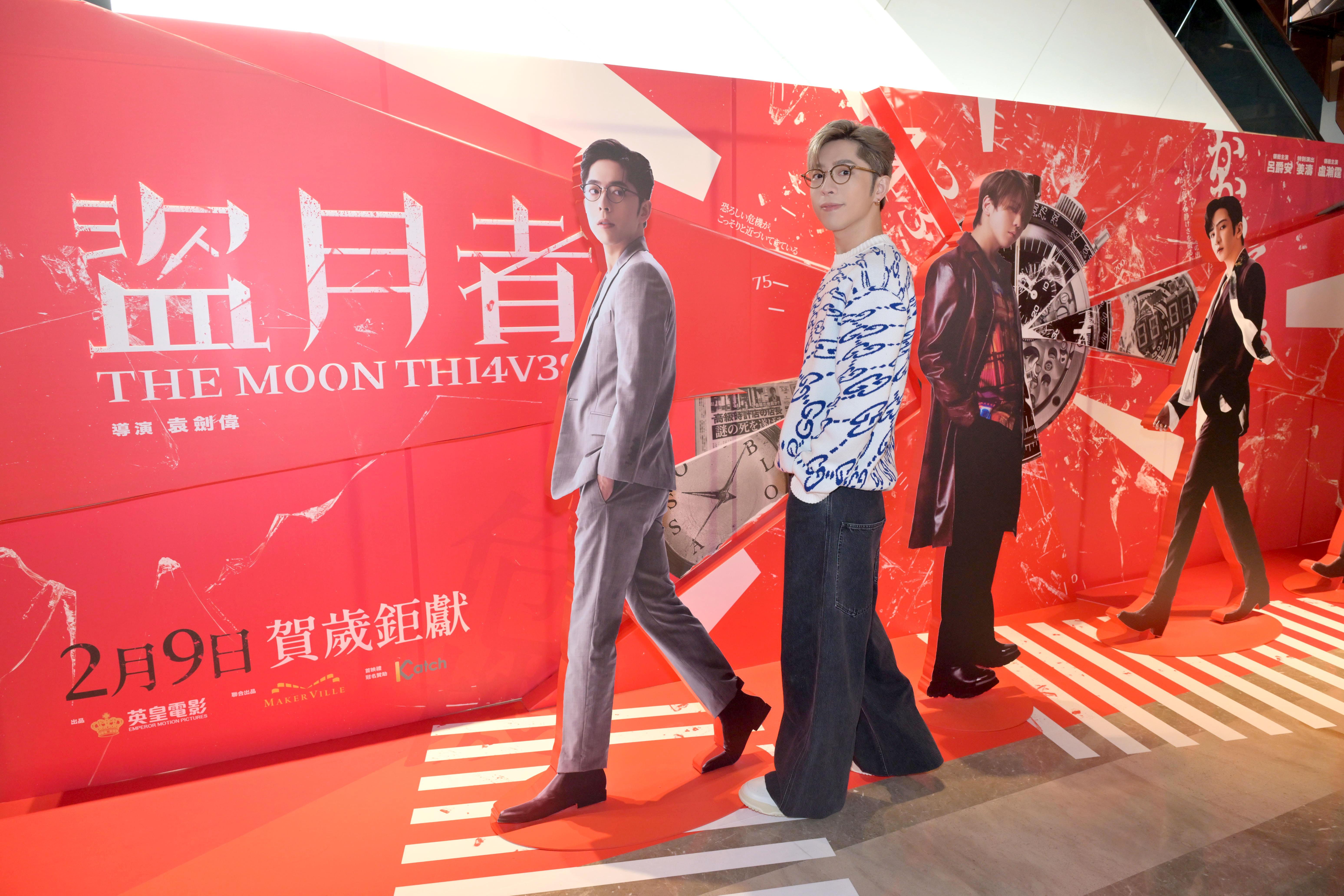 Edan扮自己的人型紙牌攞甫士。