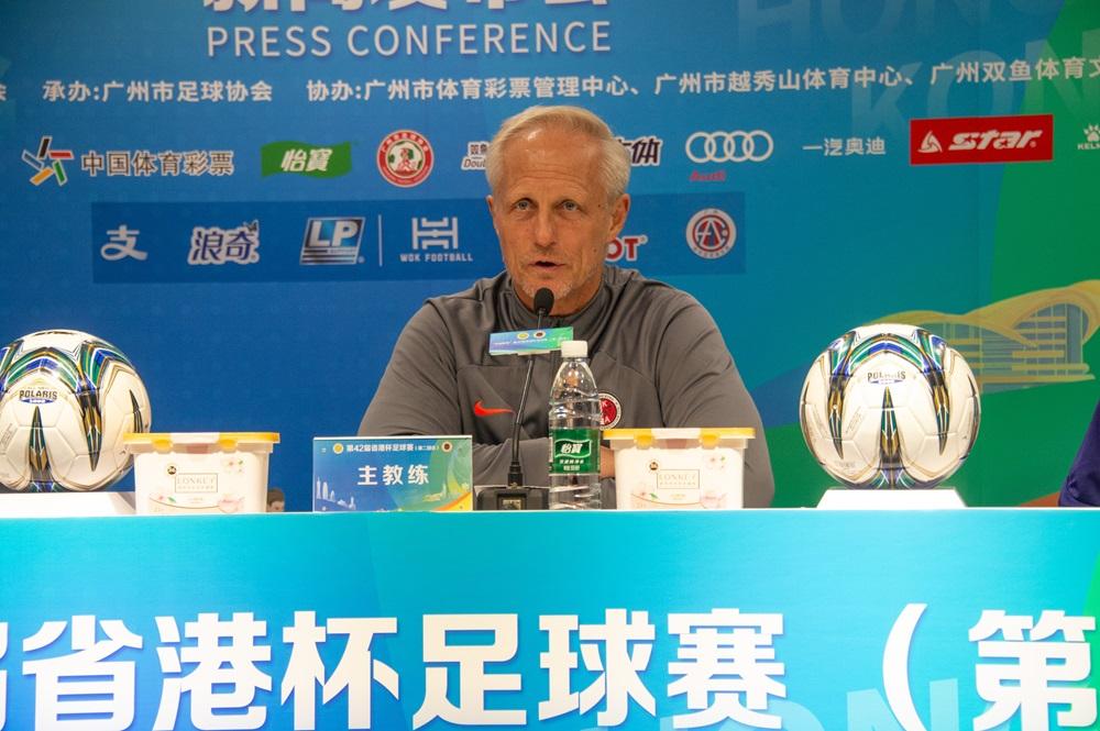 港隊主帥安達臣。(香港足總圖片)