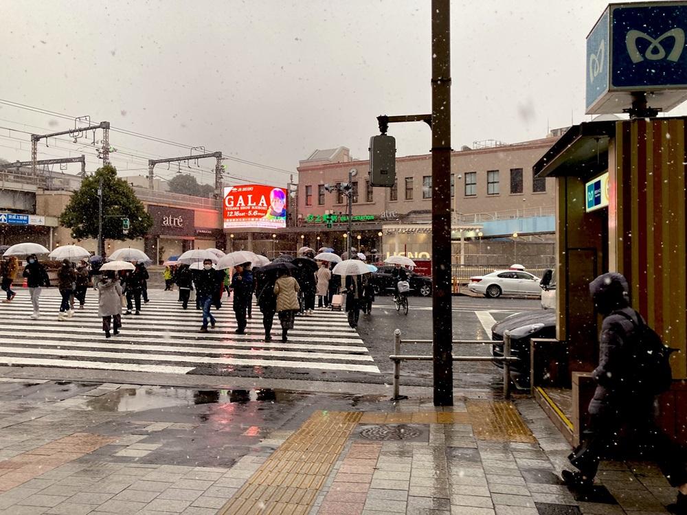 下雪的上野車站。(X)