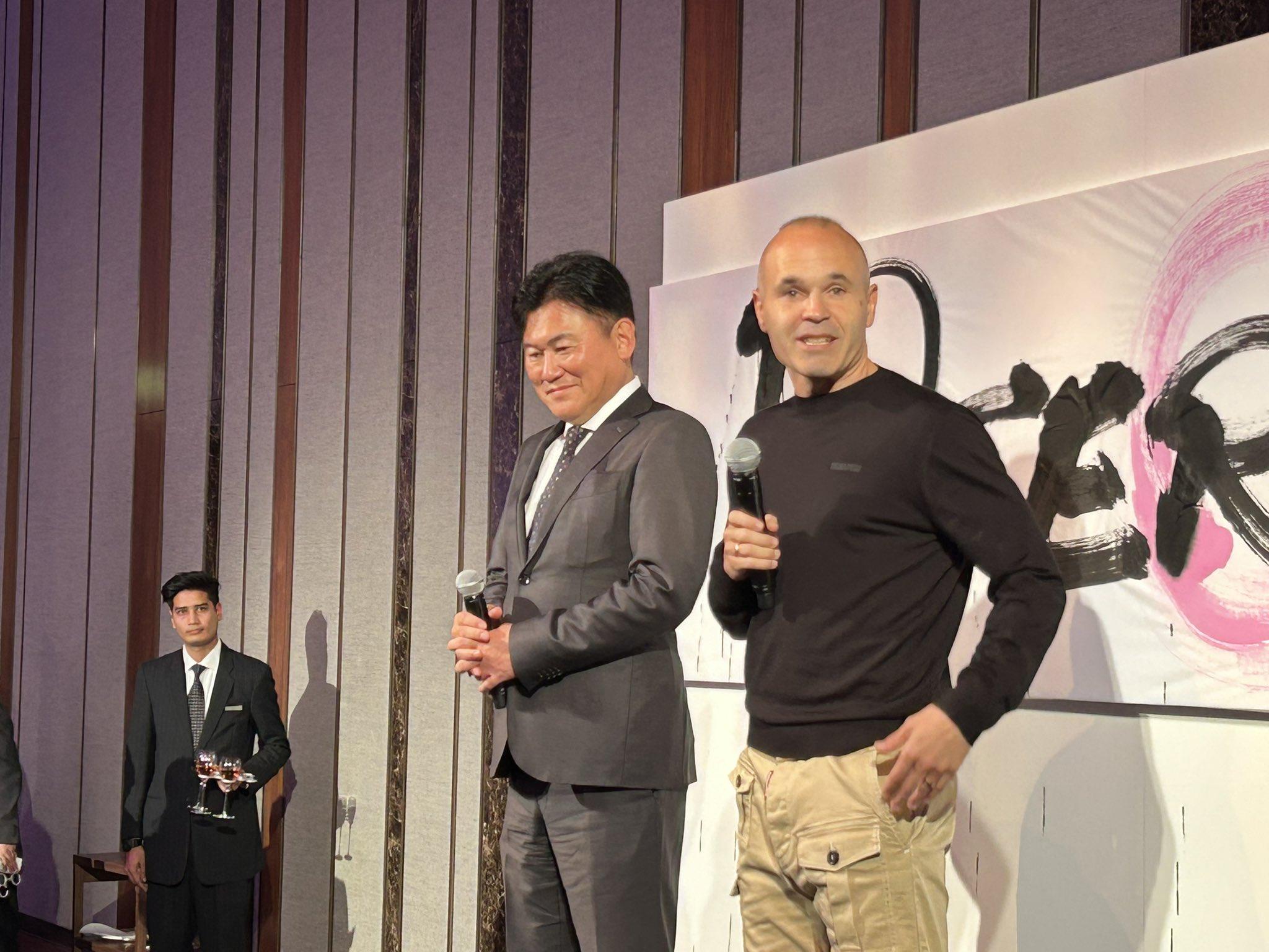 2018至2023年效力神戶勝利船的西班牙名將恩尼斯達,亦有出席晚宴與美斯等舊巴塞隊友聚舊