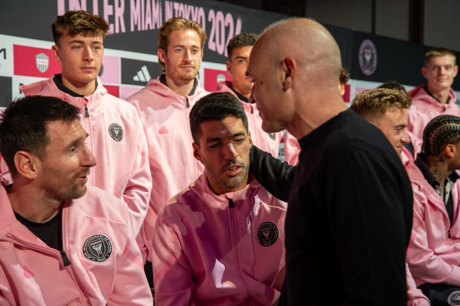 2018至2023年效力神戶勝利船的西班牙名將恩尼斯達,亦有出席晚宴與美斯等舊巴塞隊友聚舊,照片可見美斯笑容燦爛。