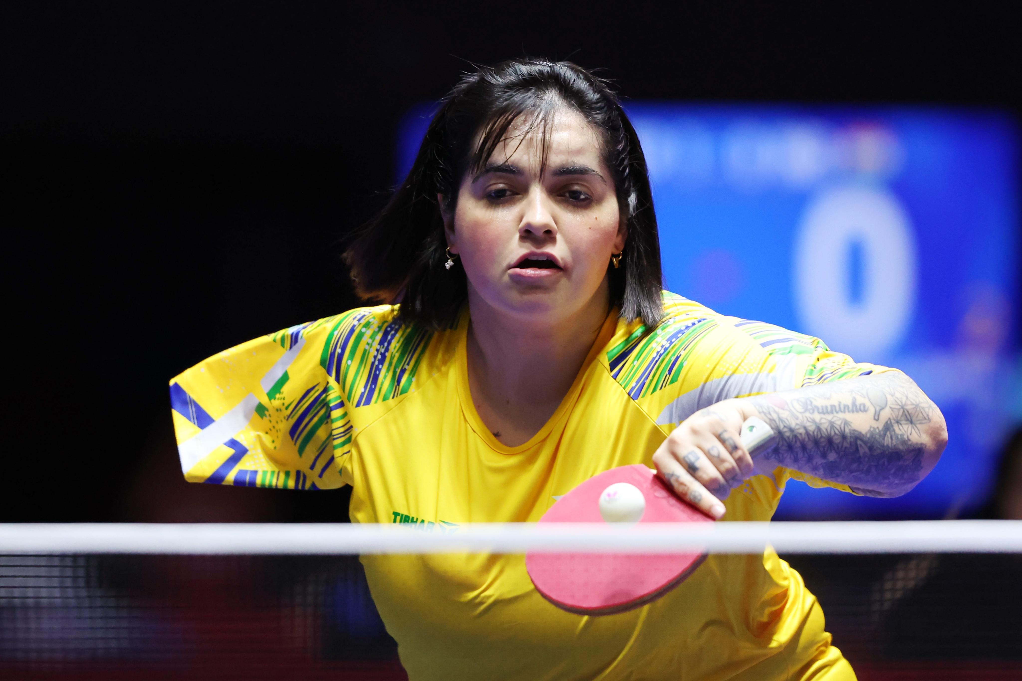 巴西女團陣中有位獨臂女將布魯娜阿歷珊大(Bruna Alexandre),這位28歲東京殘奧銀牌得主面對健全人士也發揮出實力,助巴西晉16強,贏盡全場觀眾掌聲。