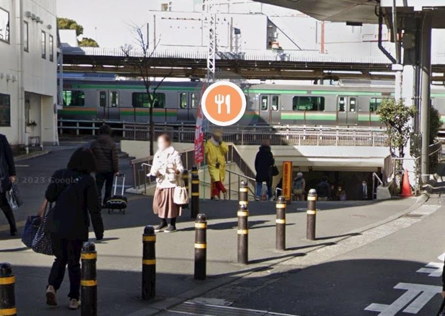 網民指私家車從隧道旁的車路駛入。(網上截圖)