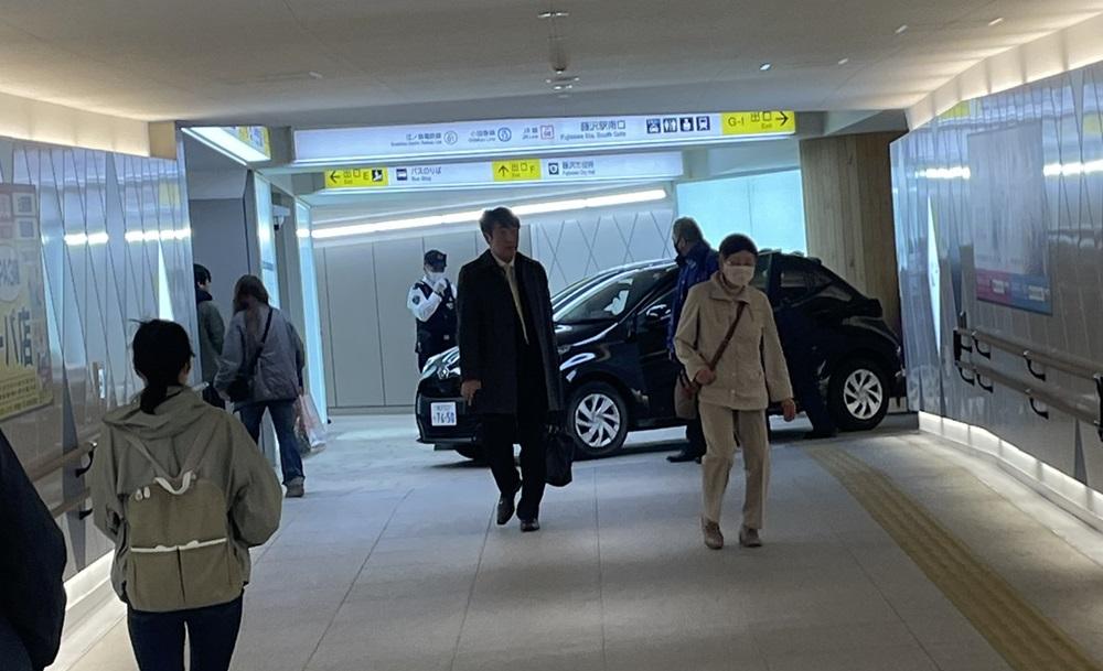 老婦將車駛入行人隧道。(X)