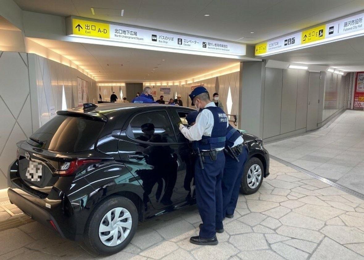 警察調查車輛駛入行人隧道。(X)