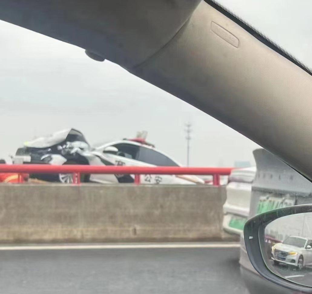 今日(23日)上午,江蘇蘇州工業園區婁江快速路高架段因道路結冰發生逾百車輛碰撞事故