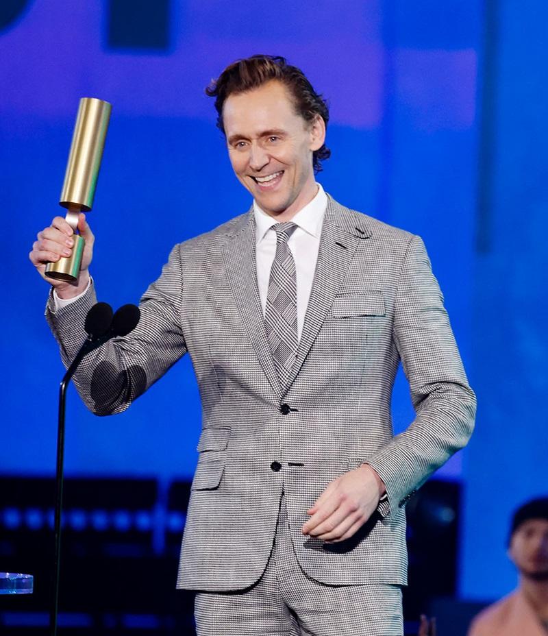 每次出現也穿西裝的Tom,代表劇組拿年度科幻獎。