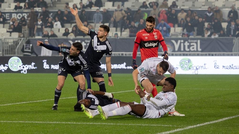 伊利斯碰撞後已處於昏迷。