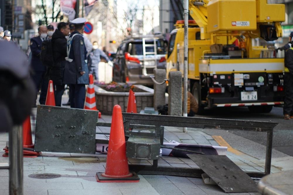 東京澀谷有街燈被強風吹倒。(X)