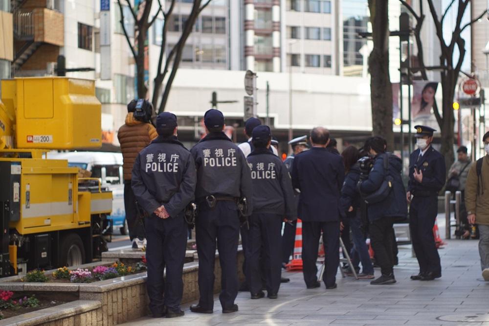 東京澀谷有街燈被強風吹倒。(X)