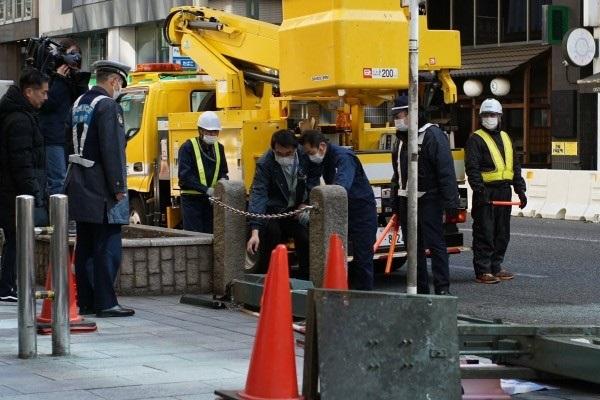 東京澀谷有街燈被強風吹倒。(X)