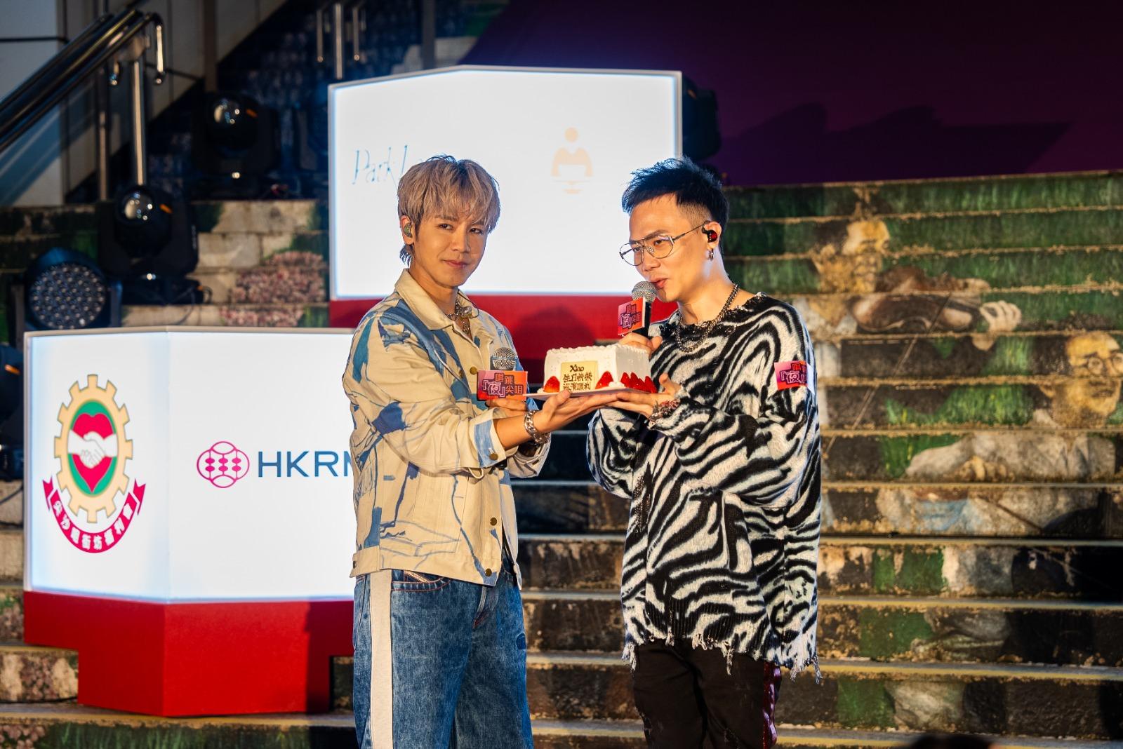 蕭秉治在尖沙咀鬧市慶祝後日的生日。