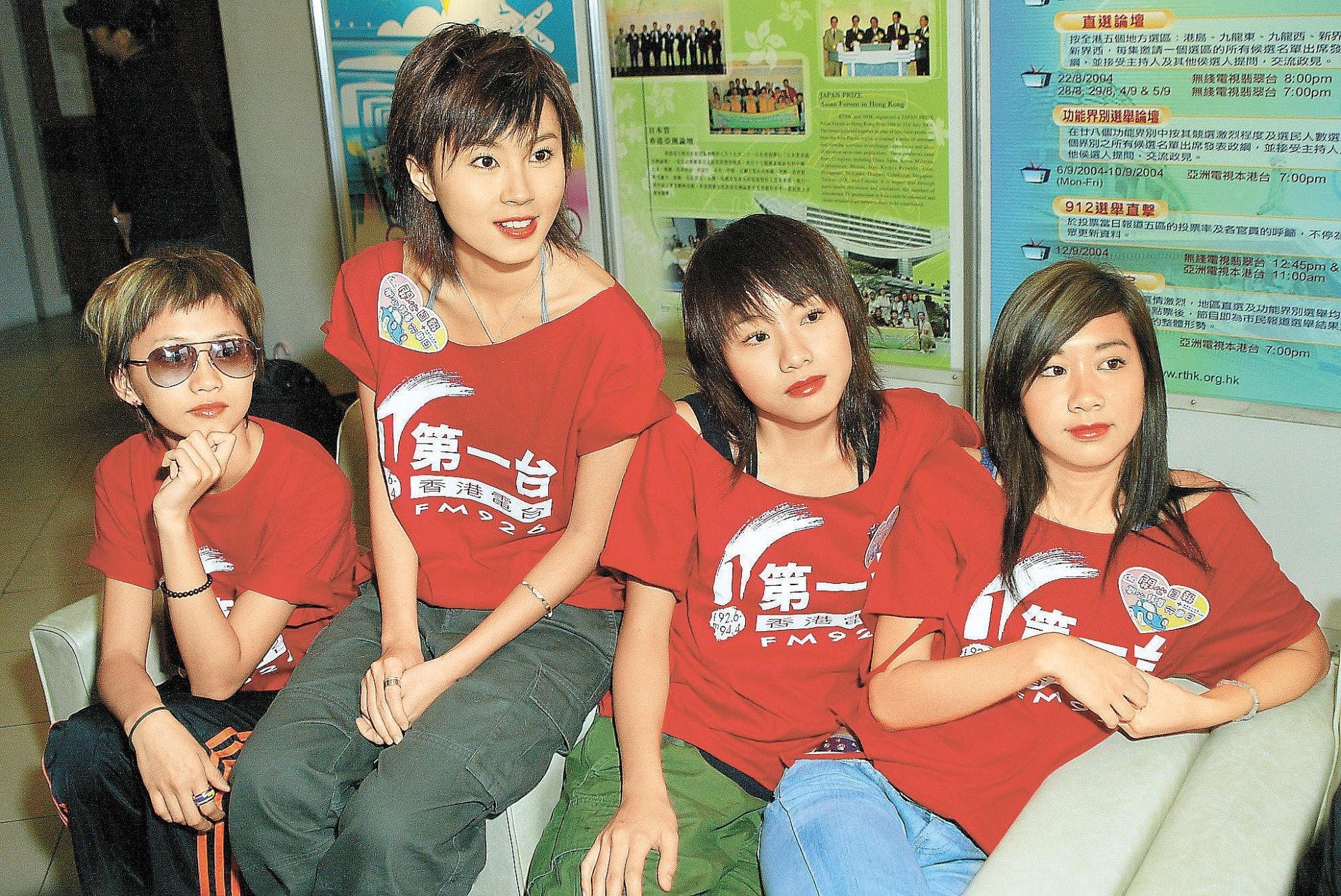 2003年Cookies改簽給金牌娛樂的黃柏高,成員只留下鄧麗欣、傅穎、楊愛瑾及吳雨霏。