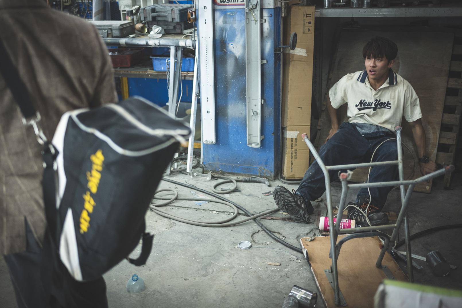 ANSONBEAN在《臨時劫案》演泳池老鼠,靠爆Locker搵食。