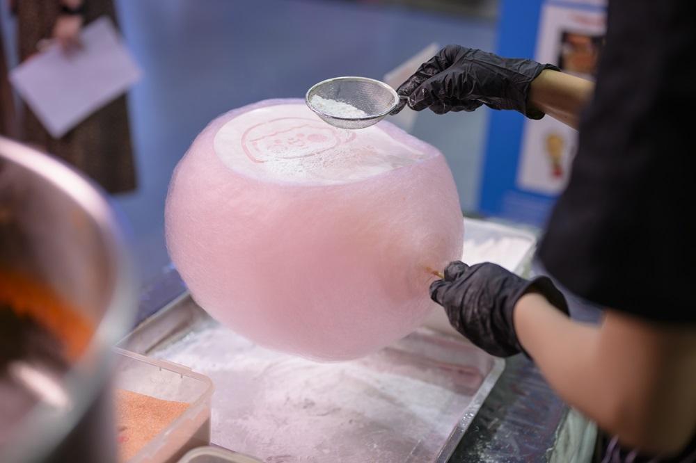 園區工作人員會在指定日子於「食得是GOOD小食檔」派發棉花糖,棉花糖上會以糖霜灑上為食妹的圖案,甜蜜與可愛兼備!