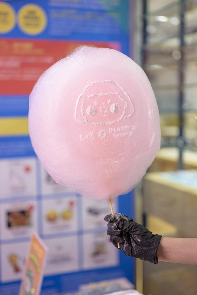 園區工作人員會在指定日子於「食得是GOOD小食檔」派發棉花糖,棉花糖上會以糖霜灑上為食妹的圖案,甜蜜與可愛兼備!