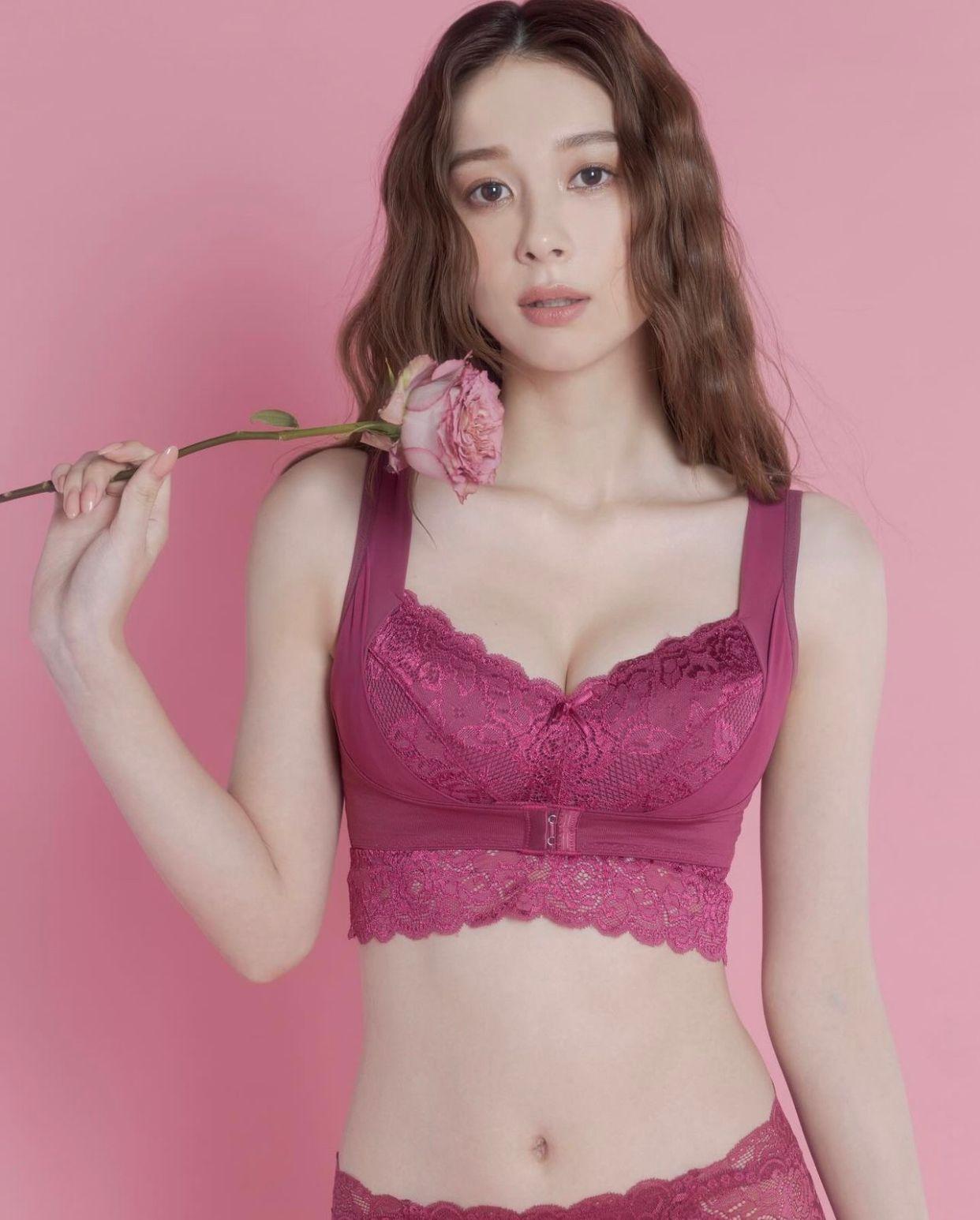 Niki為品牌示範全新內衣系列。