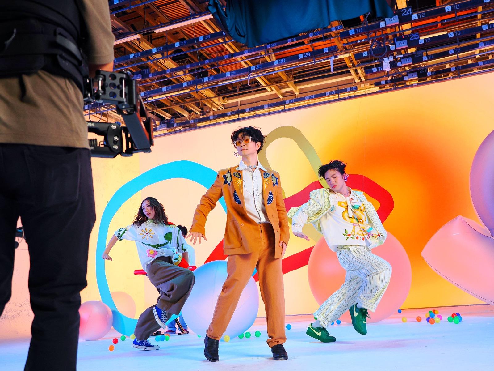 《唔明你講乜》完成MV拍攝後,眾人均大叫開心又好玩!