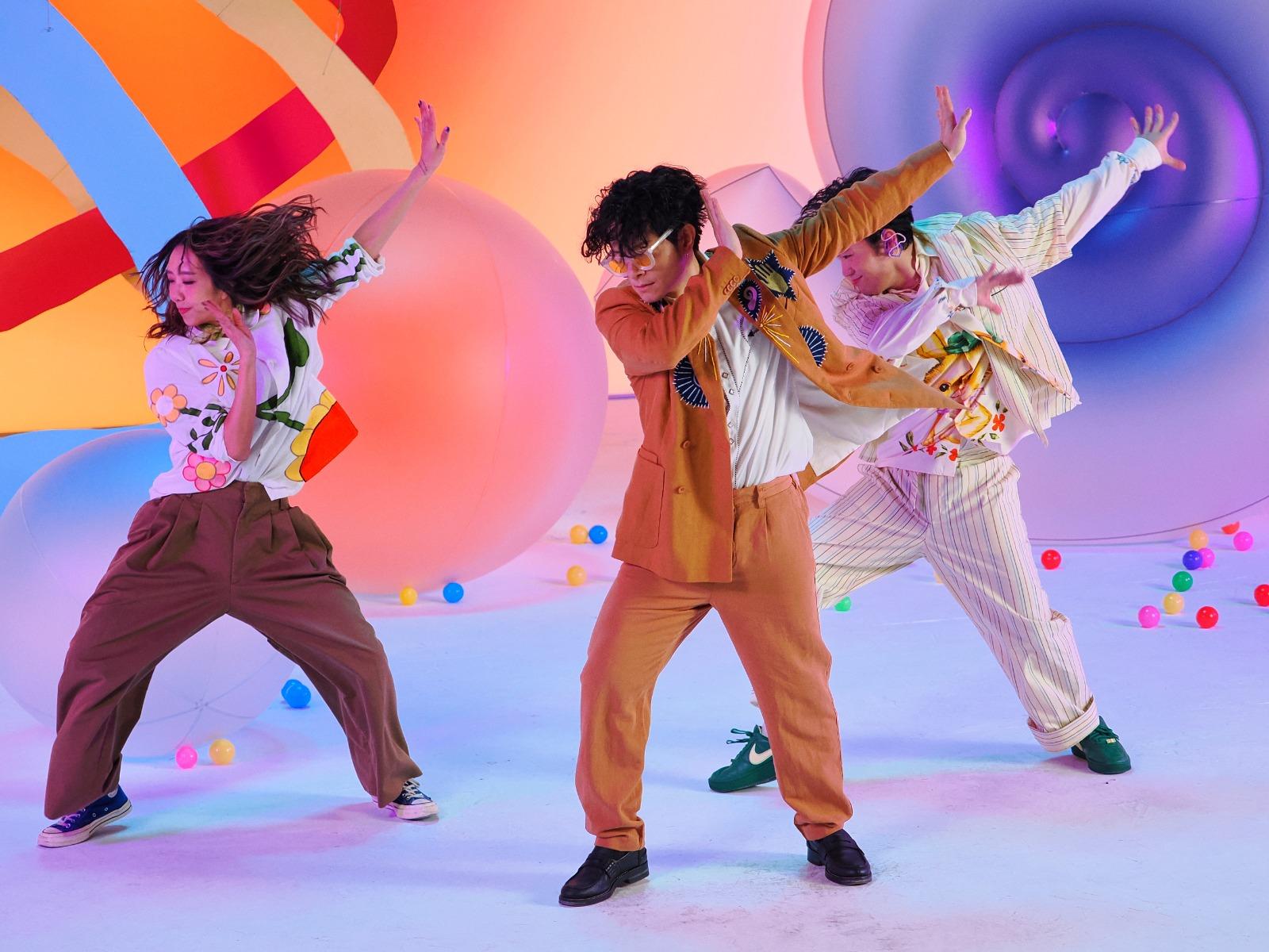 安仔與兩位舞蹈員穿梭於巨型「耳窩」中,並在色彩繽紛的佈景前跳舞。