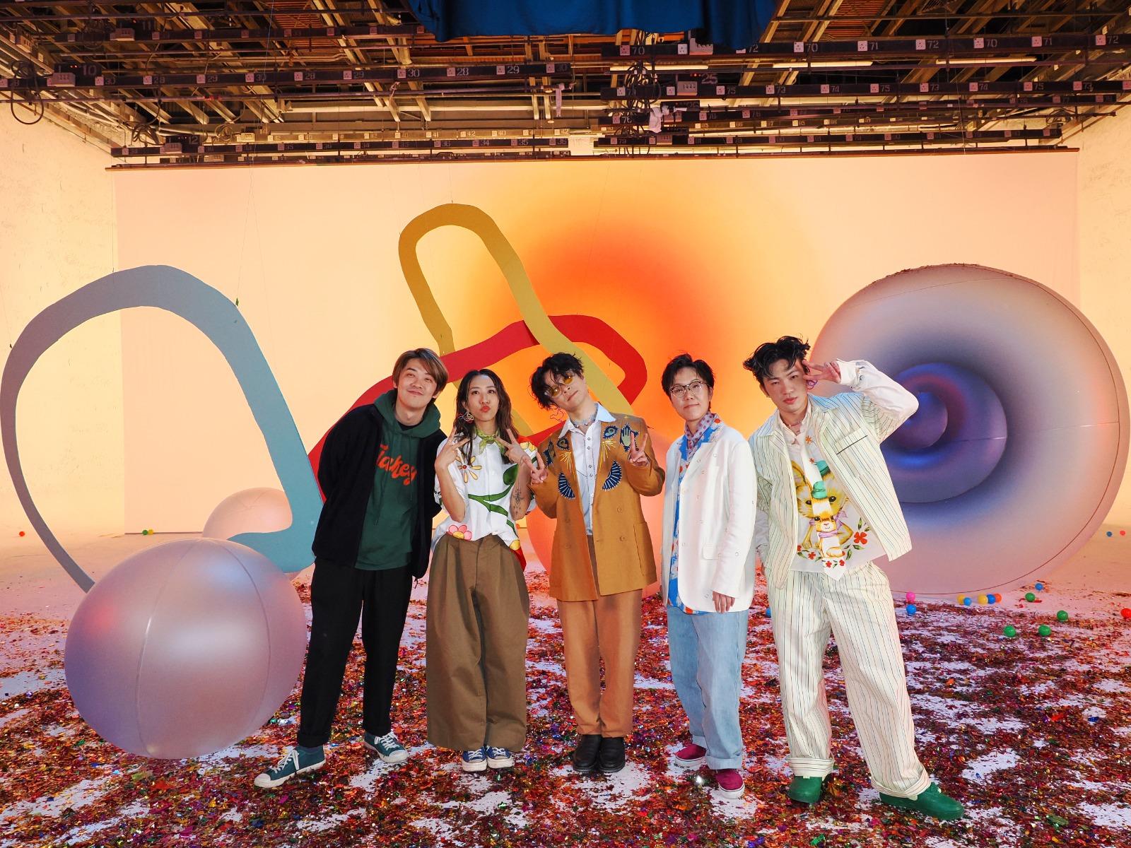 《唔明你講乜》MV由Oscar執導,安仔還邀請了負責創作的小彤參演。